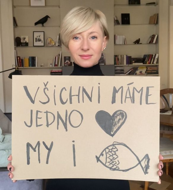 Všichni máme jedno srdce. My i kapři. 💚🐟Podepište petici od @ciwfcesko pro nový Parlament a pomozte zabránit zbytečnému trápení kaprů, kteří jsou prodáváni živí do rukou zákazníků. Protože Vánoce by neměly být svátkem utrpení. #oneheart #welfare #vsichnimamejednosrdce #jsmevtomvsichnispolecne #vanocebezutrpeni