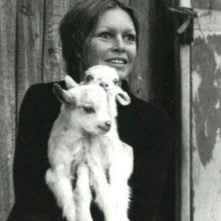 Zemřela Brigitte Bardot🖤🕊️
Neúnavná bojovnice za lepší život zvířat. Svou slávu využívala k tomu, aby veřejně bojovala proti každému zneužívání a týrání zvířat, o němž se dozvěděla. I když to někdy znamenalo trestní oznámení, výsměch, urážky a výhružky. Nikdy neustoupila. Naopak. 
Dávala svůj hlas, čas, energii a život těm, ke kterým se chováme globálně zvráceně krutě  a arogantně - zvířatům. Někdy stála sama proti společnosti a sytému. 
A ukázala, že soucit je proklatě sexy! 
Svět ztratil ikonu dobra a bojovnici za lepší život pro všechny živé tvory💔 

Děkujeme Vám, paní Brigitte🙏🏻
Odpočívejte v pokoji. Čest Vaší památce. 

#vsichnimamejednosrdce